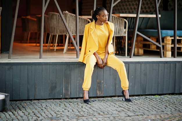 Retrato de boa aparência, elegante, atraente, conteúdo adorável, alegre alegre, garota afro-americana, usar jaqueta ou traje de cor amarela vibrante de brilho vívido brilhante.