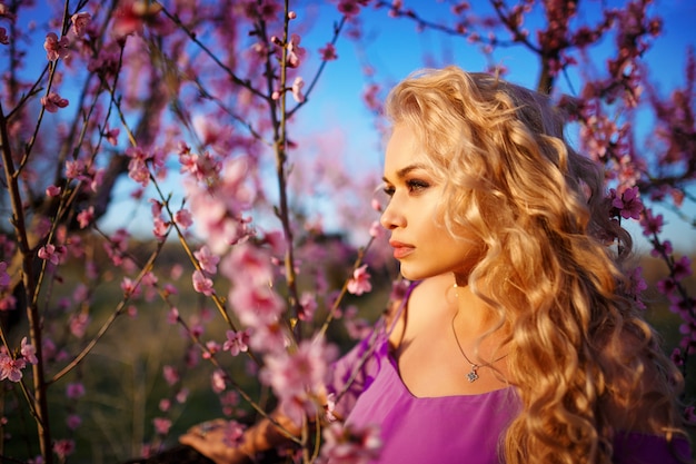 Retrato, de, bonito, loiro, mulher, em, florescendo, jardim rosas