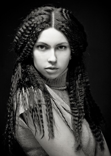 Foto retrato, de, bonito, mulher jovem, com, cabelo ondulado