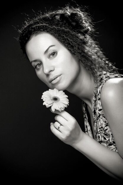 Retrato, de, bonito, mulher jovem, com, cabelo ondulado