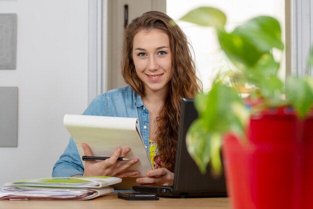 Retrato, de, bonito, mulher jovem, trabalhando, em, escritório