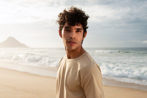 Foto retrato de bonito na praia