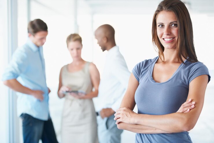 Foto retrato de braços cruzados e feliz mulher profissional líder de equipe ou jovem gerente sorriso para projeto de trabalho em grupo ou liderança felicidade mulheres empoderamento e orgulho do trabalhador cooperação ou experiência