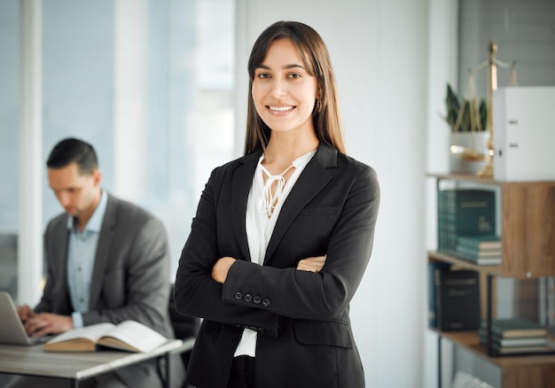 Retrato de braços cruzados e sorriso de advogada mulher no escritório de escritório de advocacia para conselho jurídico ou representação Justiça orgulho e serviço com confiança ou feliz advogado no local de trabalho para advogado
