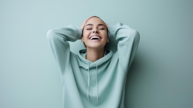 Retrato de cabeça de uma garota careca emocional feliz em um fundo de hortelã