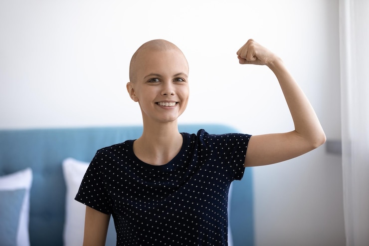 Foto retrato de cabeça de uma jovem caucasiana sem cabelo sorridente doente de câncer mostra força de poder vencer a doença feliz milenária feminina batalha oncologia muito feliz com a remissão ou recuperação