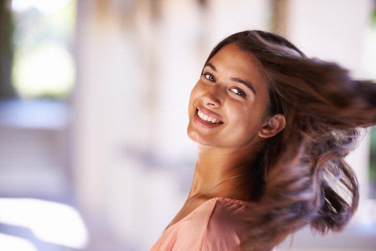 Foto retrato de cabelo ou mulher em uma cidade para cosméticos de beleza ou tratamento de salão brilho ou tratamento rosto feliz e cliente feminino ao ar livre com shampoo de cuidados com o cabelo ou crescimento de queratina ou satisfação de textura