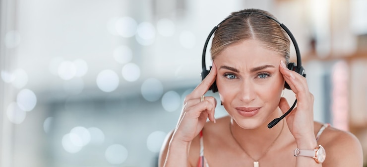 Foto retrato de call center e mulher com dor de cabeça por espaço para maquete no escritório com fundo desfocado agente consultor de suporte ao cliente e estresse no local de trabalho com ansiedade, saúde mental e esgotamento