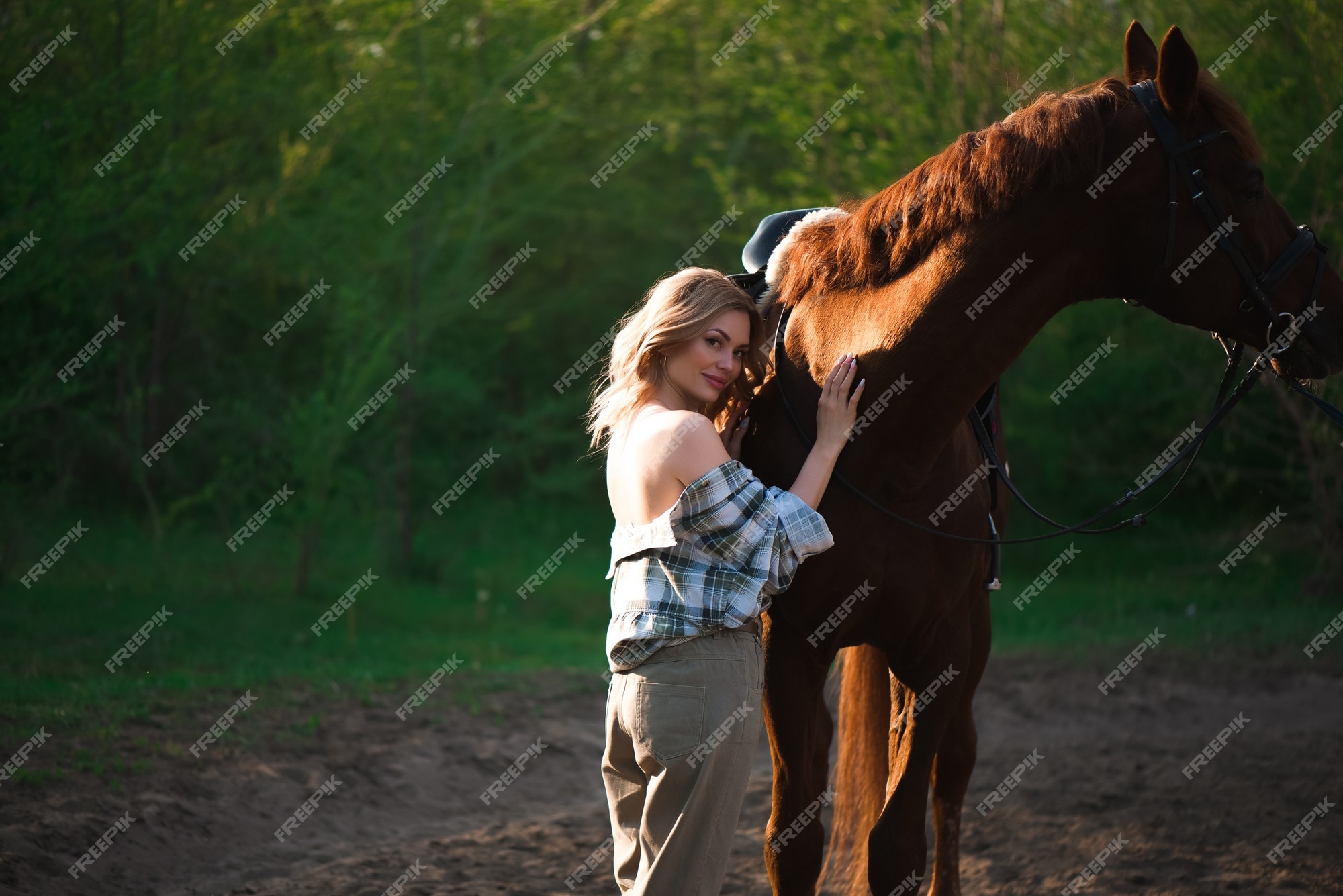 Retrato de camisa xadrez de menina com cavalo preto na fazenda de cavalos.