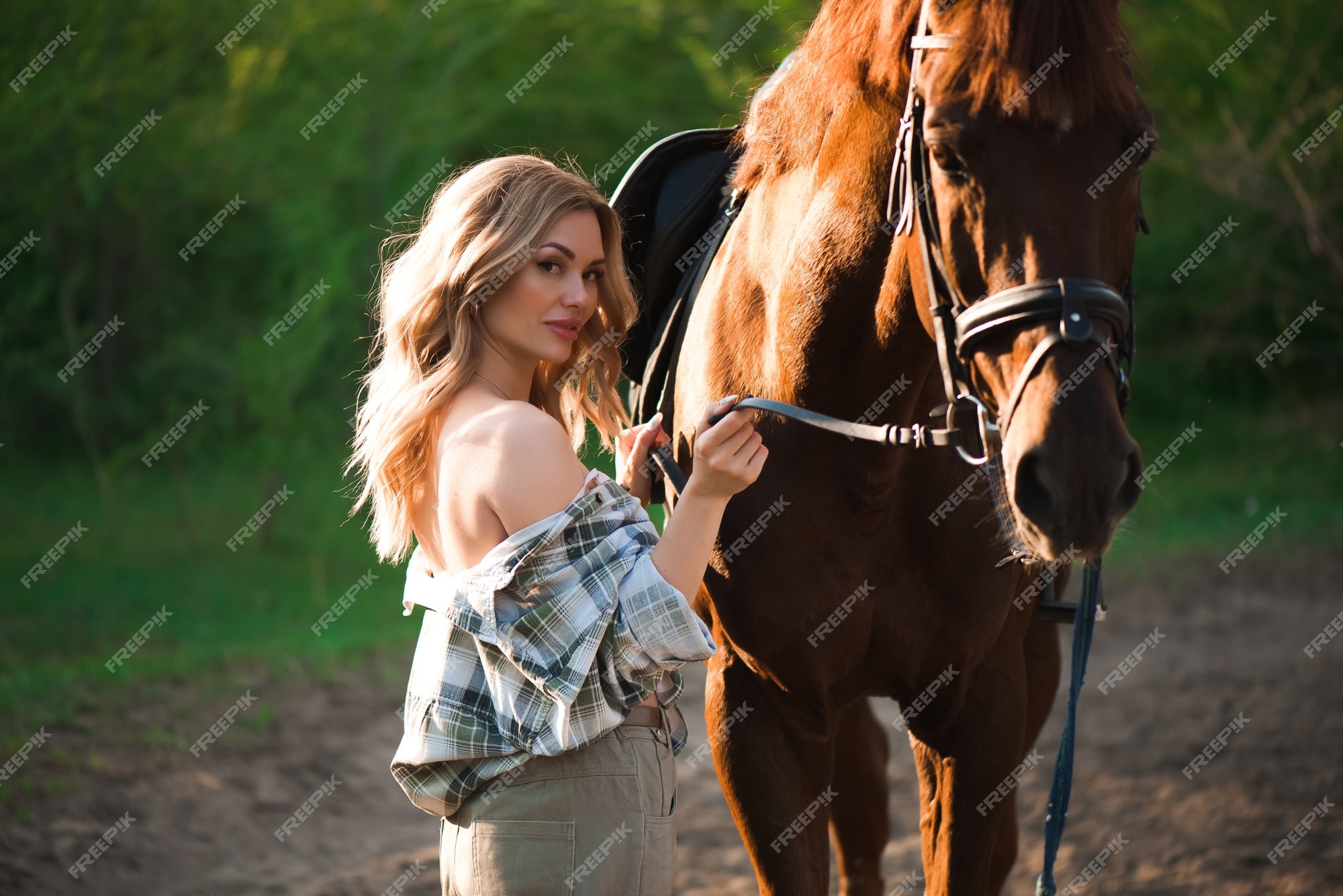 Retrato de camisa xadrez de menina com cavalo preto na fazenda de cavalos.