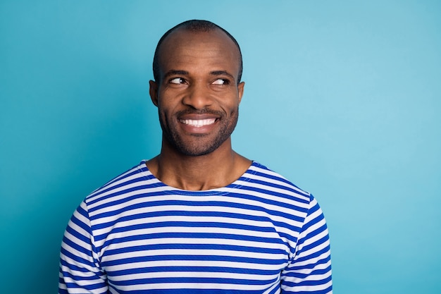 Retrato de cara afro-americana com aparência de copyspace usar colete de marinheiro listrado