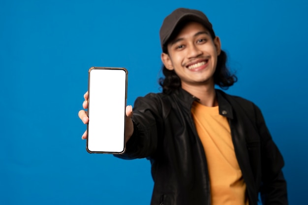 Retrato de cara alegre tendo smartphone com tela branca em foco seletivo