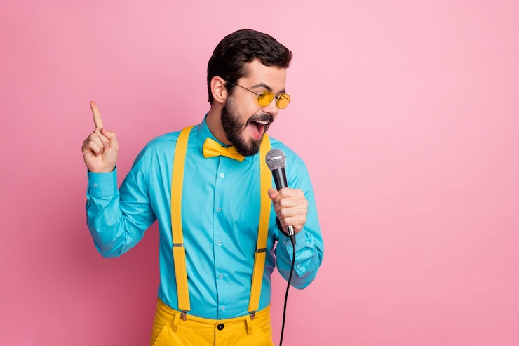 Foto retrato de cara mc cantando karaokê curtindo música segurar microfone