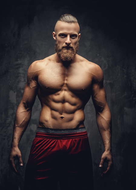 Retrato de cara musculoso forte com barba.