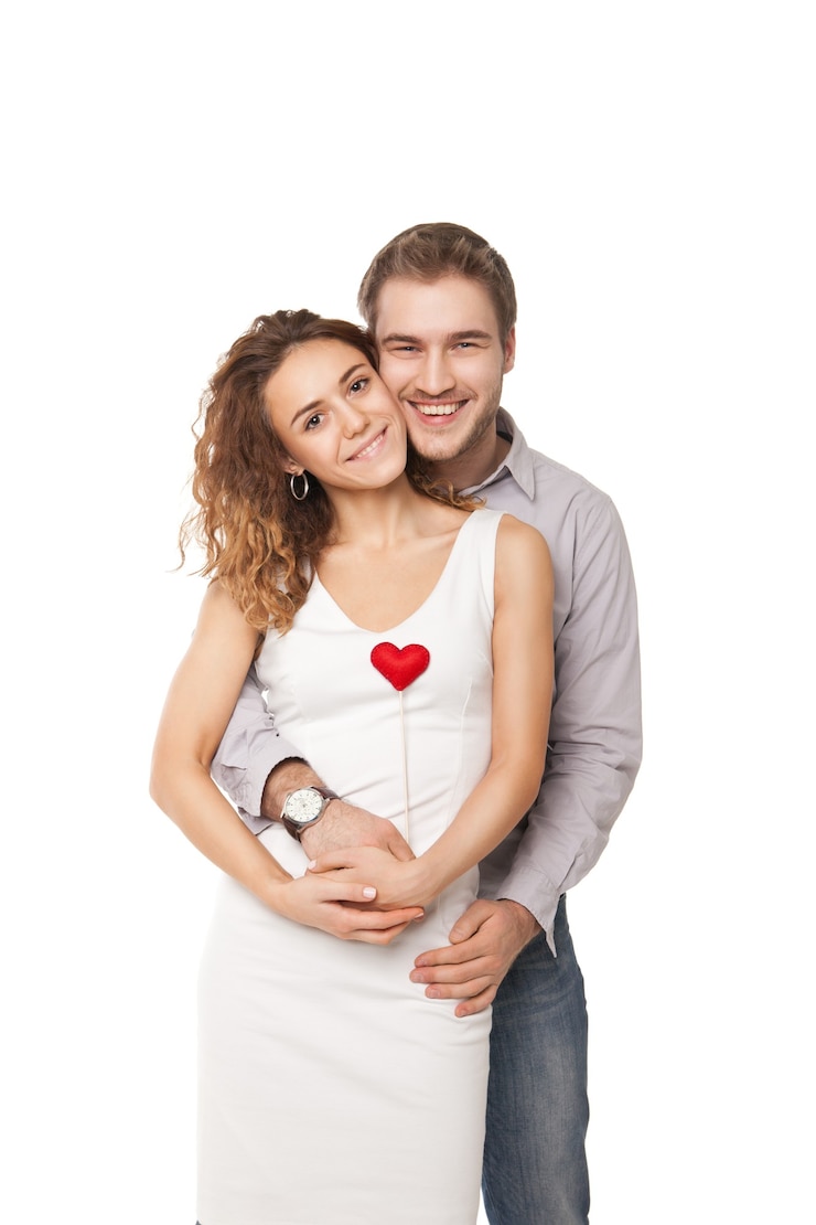 Foto retrato de casal alegre segurando corações vermelhos e rindo isolado no branco