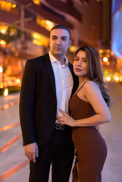 Retrato de casal ao ar livre à noite na cidade de Bangkok Tailândia