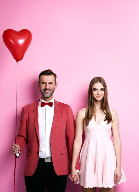 Retrato de casal carinhoso de mãos dadas