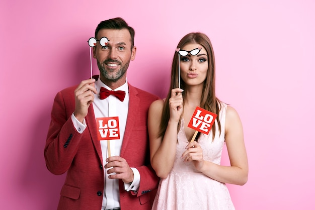 Retrato de casal com cabine fotográfica em festa