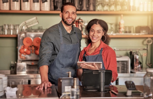 Retrato de casal de café e barista com tablet pronto para receber pedidos em pequenas empresas Diversidade de trabalho em equipe ou garçons masculinos e femininos ou proprietários de cafeterias em restaurantes com tecnologia para gerenciar vendas