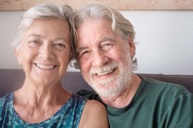 Retrato de casal de idosos alegres, abraçando e sorrindo. Casal de idosos relaxando em casa