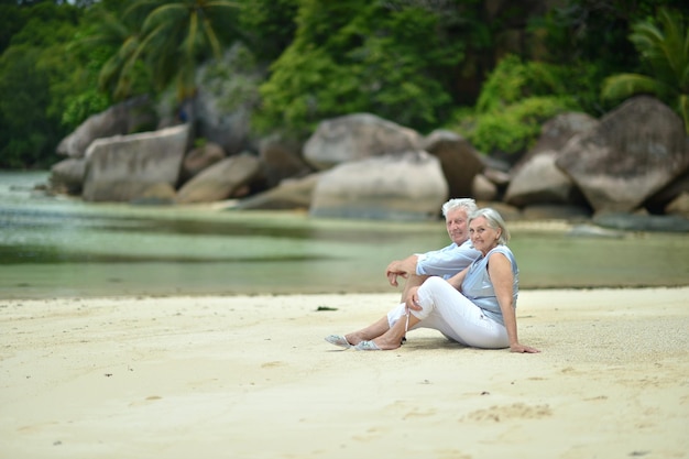 Retrato de casal de idosos descansa na praia tropical