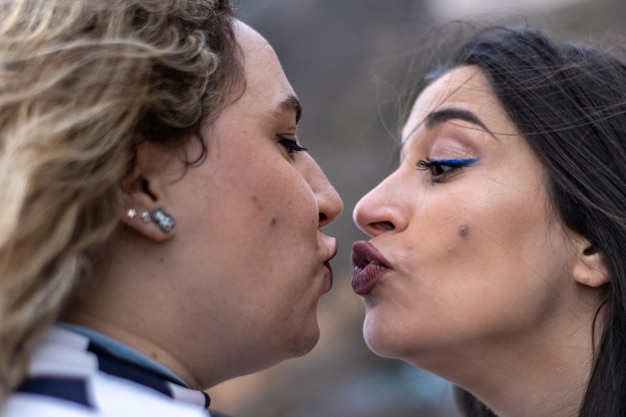 Retrato de casal de lésbicas prestes a se beijar