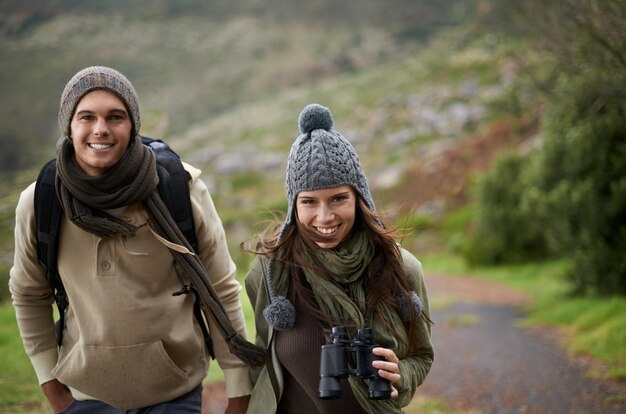 Retrato de casal e caminhada na montanha ou feliz para viagem aventura ou férias para experiência ou fitness homem mulher e trekking ao ar livre nn trilha para exercício cardio ou treino com binóculo