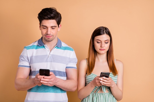 retrato de casal em foco usando um blog de mensagem de leitura por telefone digital