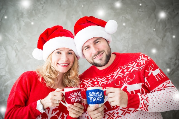 Retrato de casal engraçado com enfeite de natal.