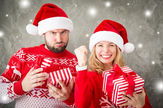 Retrato de casal engraçado com presente de Natal. Homem e mulher se divertindo juntos