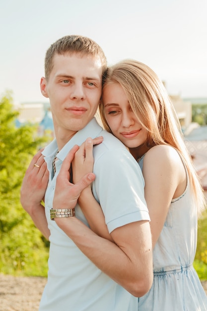 Retrato de casal feliz, abraçando a rir