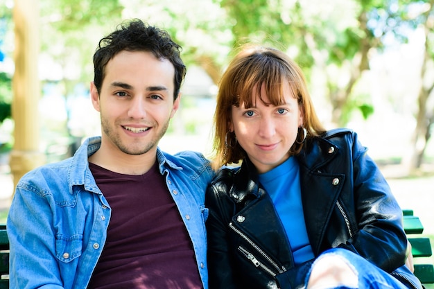 Retrato de casal feliz e adorável, tendo um encontro ao ar livre na rua. conceito de relacionamento.