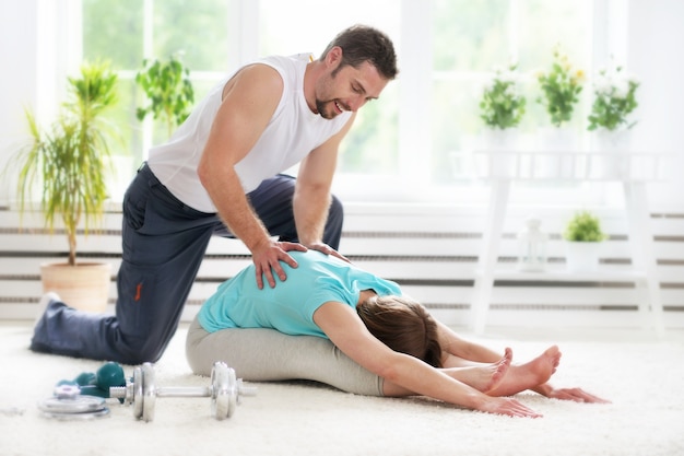 Retrato de casal feliz fazendo exercícios juntos em casa