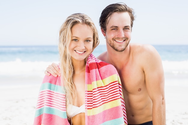 Retrato de casal feliz na praia