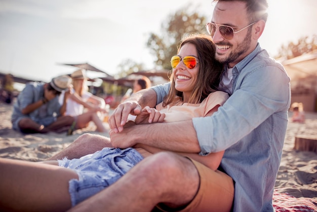 Retrato de casal feliz na praia