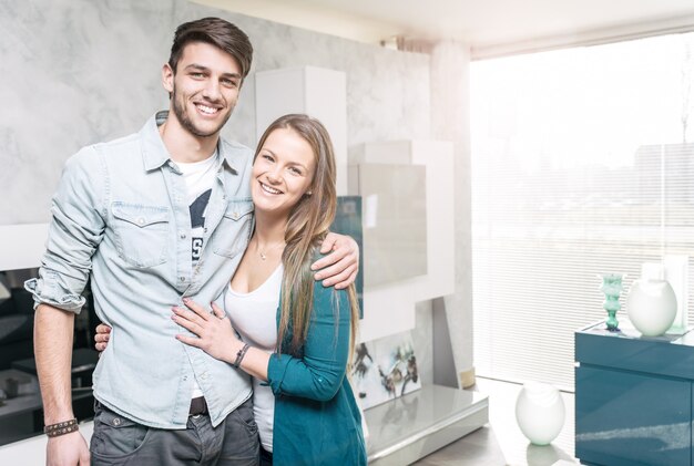 Retrato de casal feliz na sala de estar