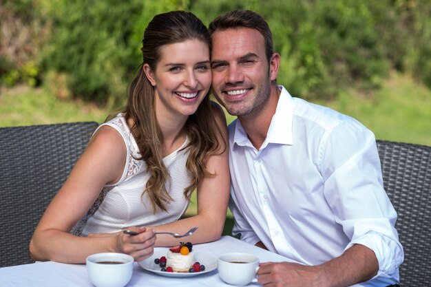 Retrato de casal feliz no parque