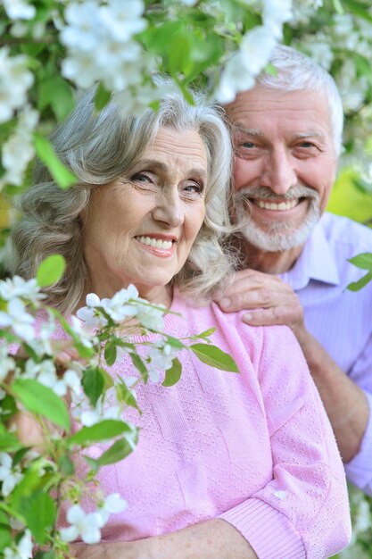 Retrato de casal feliz posando no parque