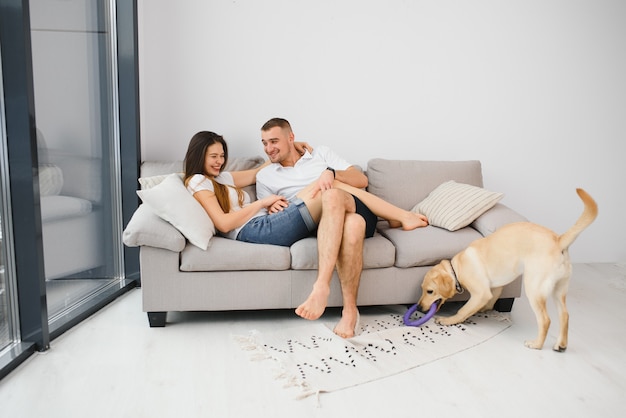 Foto retrato de casal feliz relaxando em casa