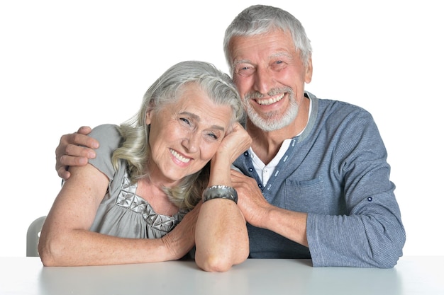 Retrato de casal feliz sentado à mesa