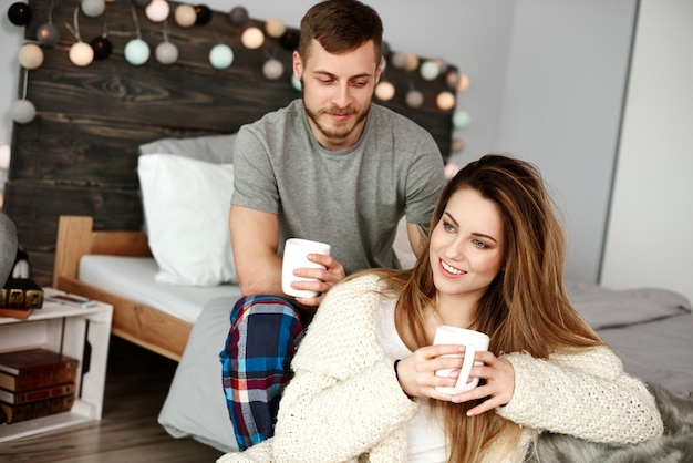 Retrato de casal feliz tomando café