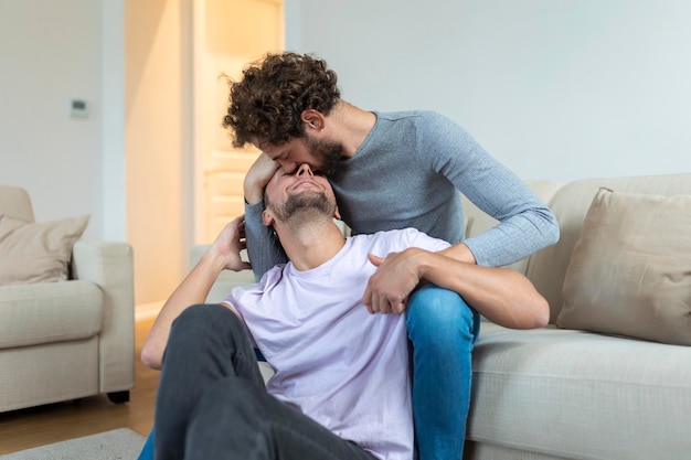 Retrato de casal gay despreocupado dentro de casa Casal gay feliz passando tempo juntos