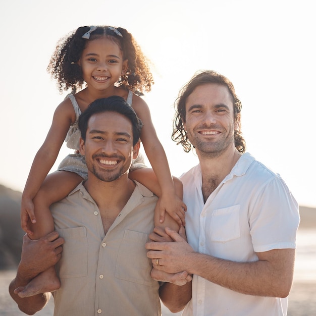 Retrato de casal gay e sorriso com a família na praia para apoio de férias à beira-mar e viagens Férias de verão e amor com homens e crianças na natureza para felicidade lgbtq e união