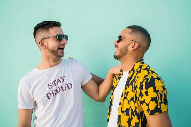 Retrato de casal gay feliz passando bons momentos juntos na rua