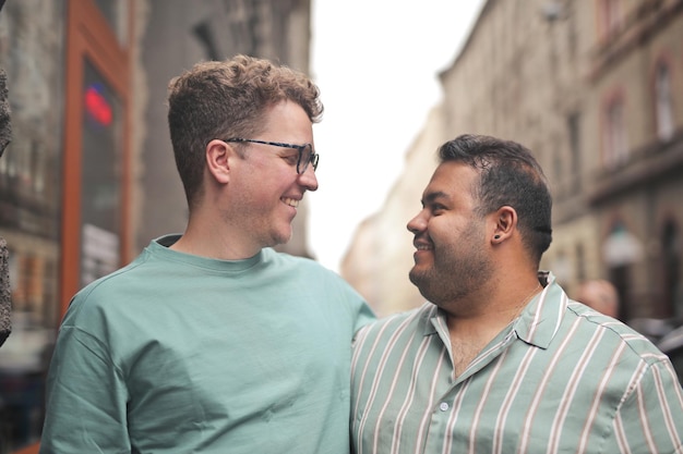 retrato de casal homossexual na rua