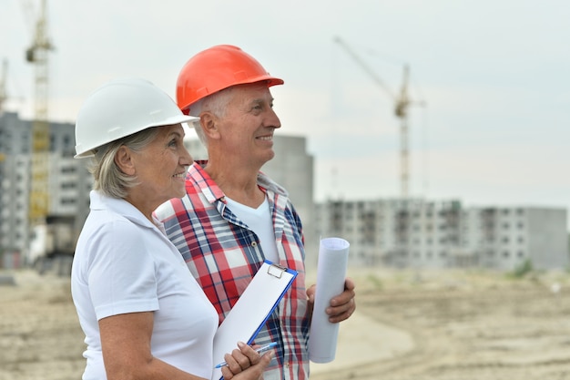 Retrato de casal idoso em construção