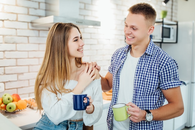 Retrato de casal jovem feliz tomando café juntos