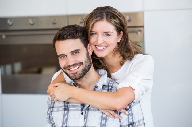 Retrato de casal jovem feliz