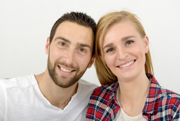 Retrato de casal jovem feliz