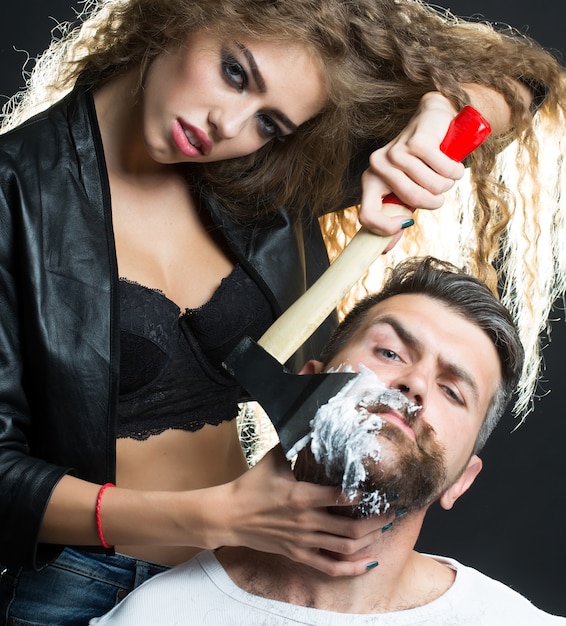 Retrato de casal jovem sensual de cabelo comprido fazendo a barba bonito barbudo homem com barba